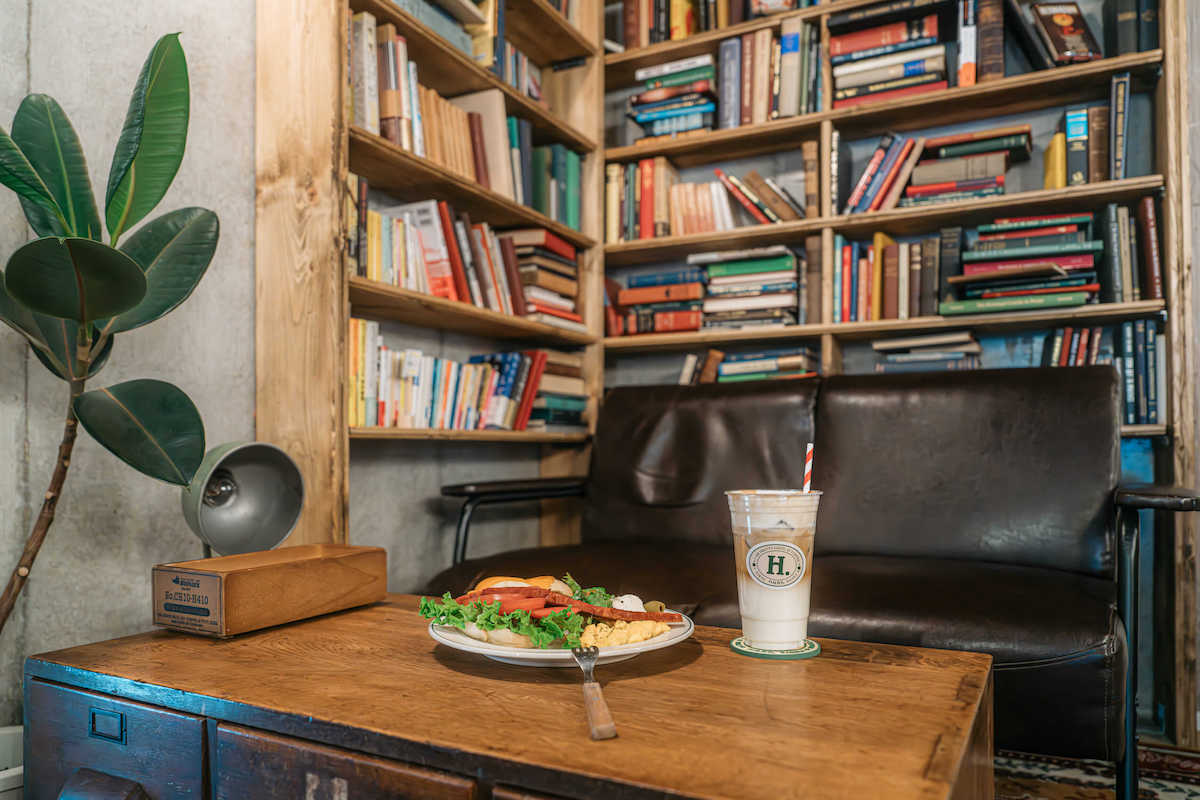 誰かと一緒に座りたい本棚席