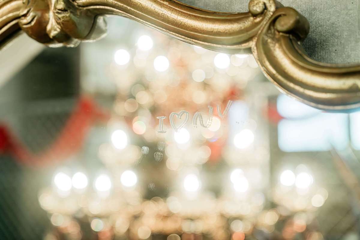 階段の壁のミラーに映るシャンデリアと一緒に