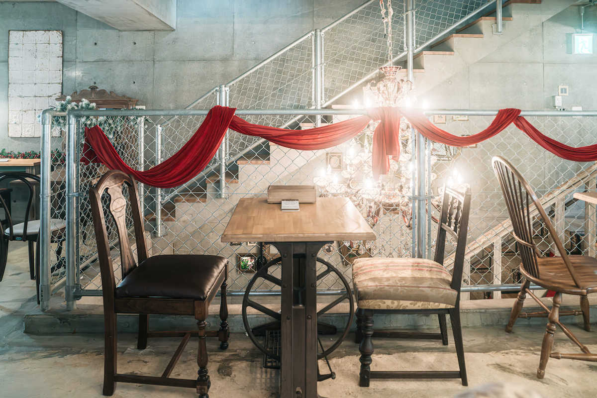 2階の席にあるアンティークチェアーと古いミシンテーブル