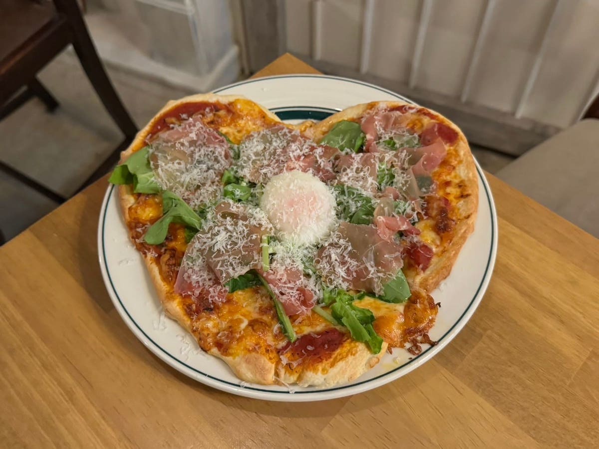 「生ハムと半熟卵」1680円 提供:H.A.L. cafe