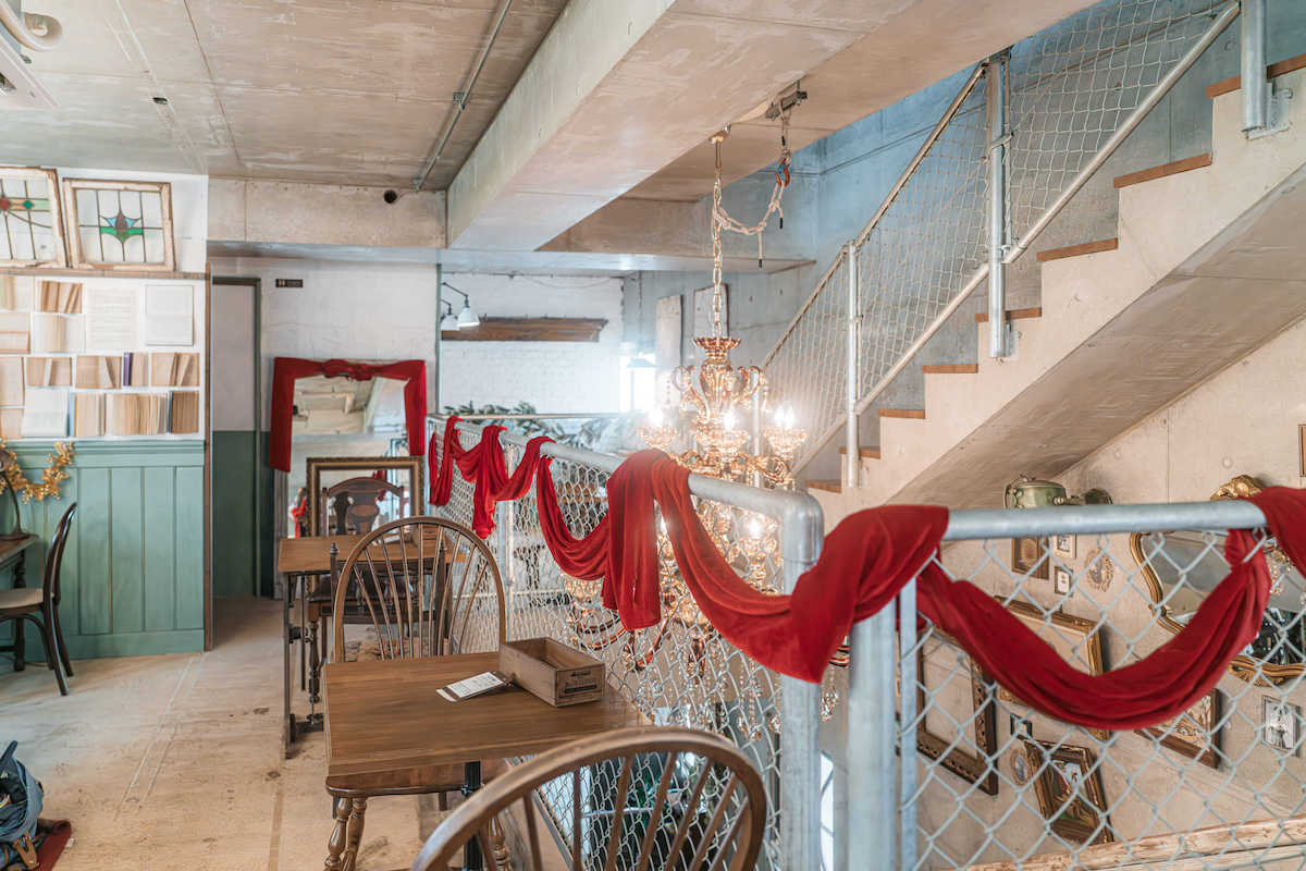 真横にシャンデリアが見える席、ぜいたくな空間