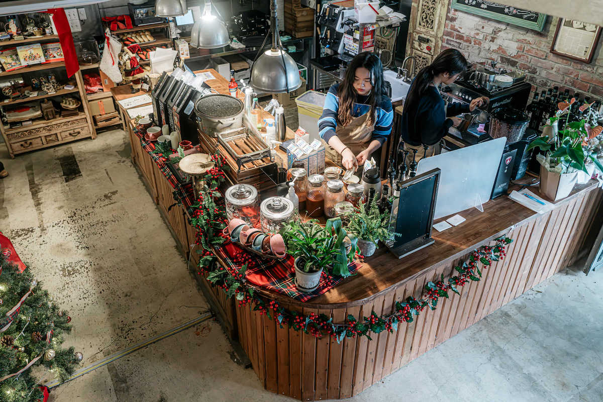 DIYの雰囲気が漂うカウンター。テイクアウトで注文も可能。