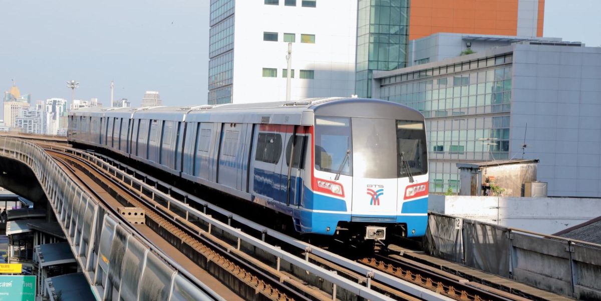 緑色のトゥクトゥク