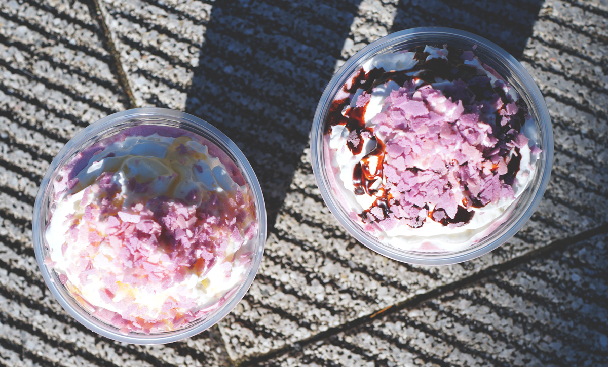 左から、トッピング：ハチミツ（無料）、トッピング：チョコレートソース（無料）