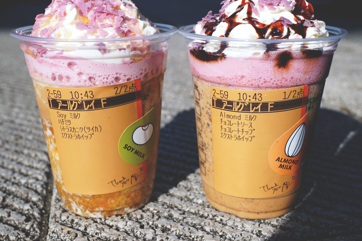 左から「ロイヤル アール グレイ ブーケ フラペチーノ®」トッピング：豆乳に変更（＋55円）＋シトラス果肉（＋110円）＋ハチミツ（無料）、トッピング：アーモンドミルクに変更（＋55円）＋チョコレートチップ（＋55円）＋チョコレートソース（無料）