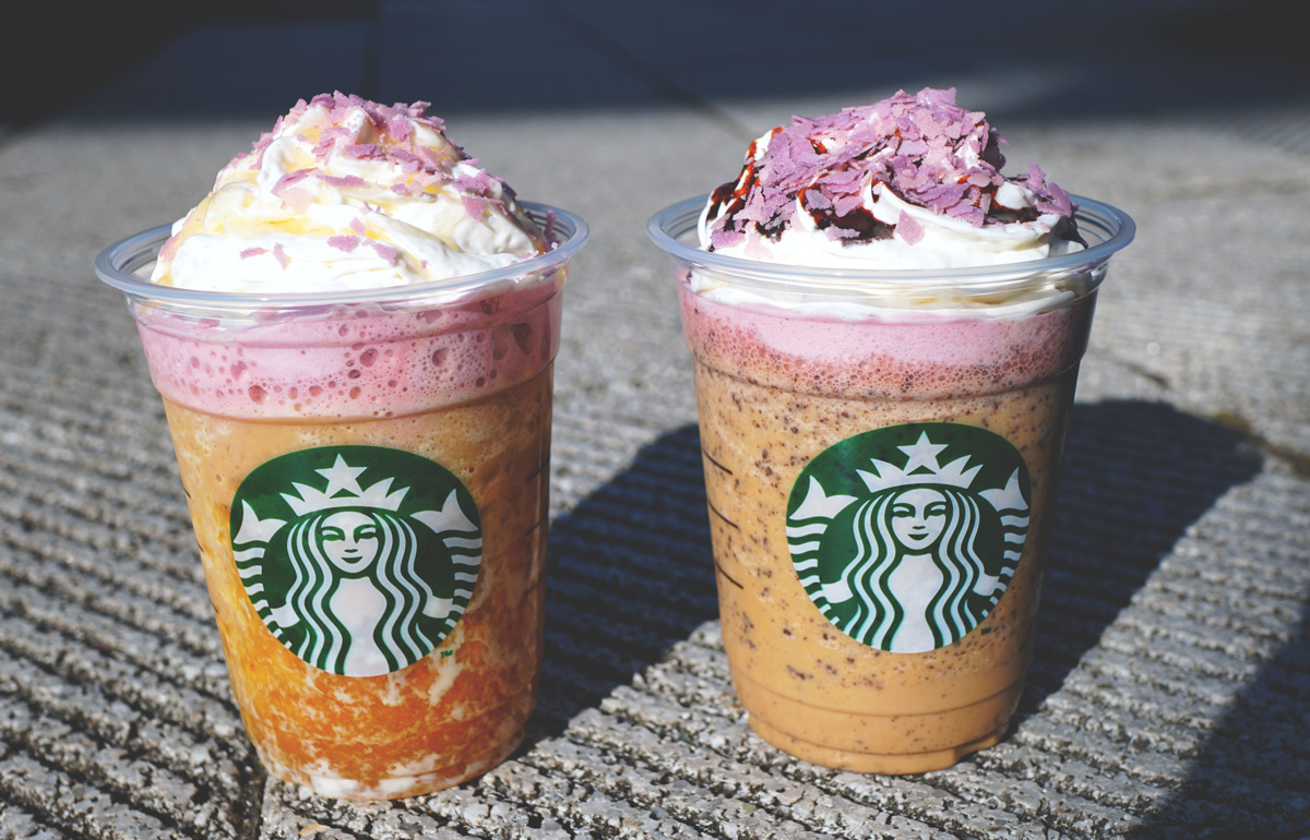 左から「ロイヤル アール グレイ ブーケ フラペチーノ®」トッピング：豆乳に変更（＋55円）＋シトラス果肉（＋110円）＋ハチミツ（無料）、トッピング：アーモンドミルクに変更（＋55円）＋チョコレートチップ（＋55円）＋チョコレートソース（無料）