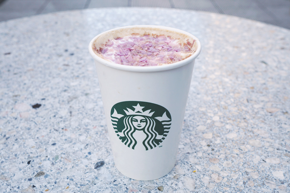 「ロイヤル アール グレイ ブーケ & ティー ラテ」 （Hotのみ） Short 540円、Tall 579円、Grande 624円、Venti® 668円（持ち帰り） Short 550円、Tall 590円、Grande 635円、Venti® 680円（店内利用）