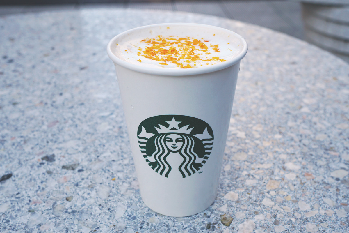 「ハニー ジンジャー チャイ ティー ラテ」 （Hot / Iced） Short 530円、Tall 570円、Grande 614円、Venti® 658円（持ち帰り） Short 540円、Tall 580円、Grande 625円、Venti® 671円（店内利用）