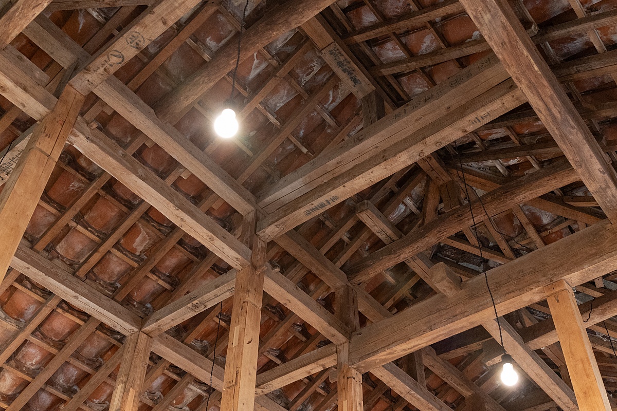 天井はあえてむき出しに