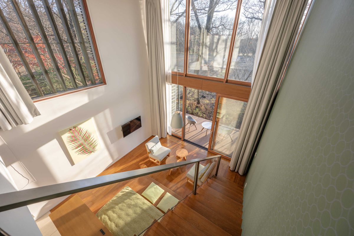 巨大な窓には、特注のカーテンを使用。壁のボタンで自動開閉できるのも楽しい！