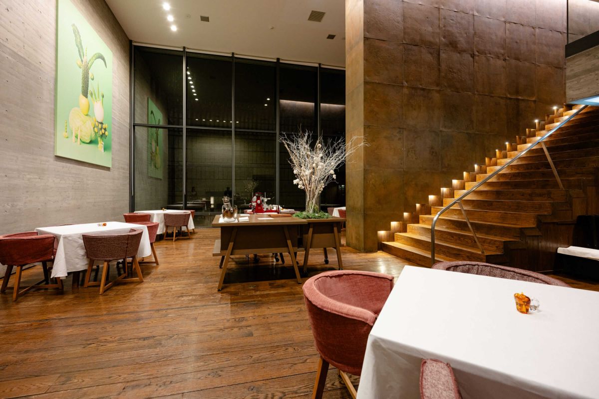 壁に飾られた大きな絵は、那須の畑で採れた