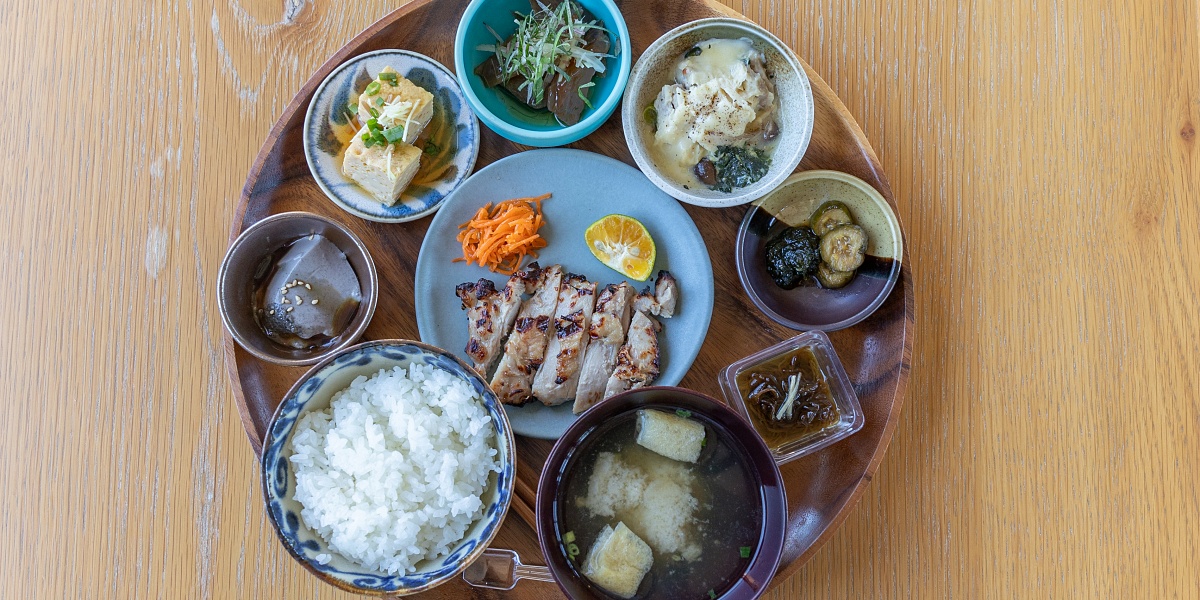 【沖縄】今帰仁村・おばんざいスタイルの朝ごはんを「Awayk」で