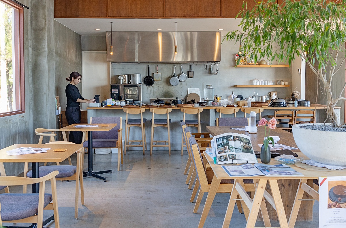 店内はあっという間に満席に。事前予約がベター