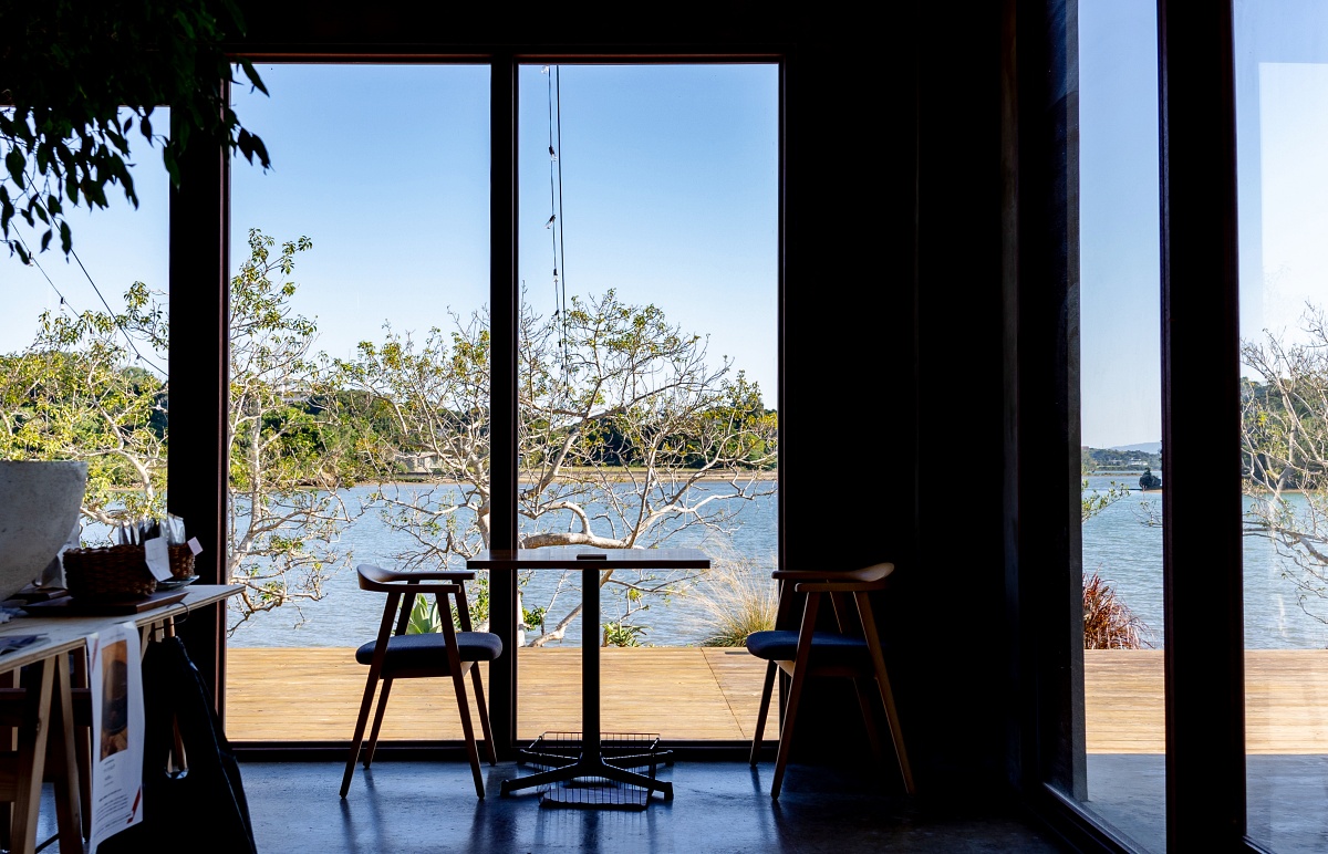 客席からは羽地内海の穏やかな景色を一望できる