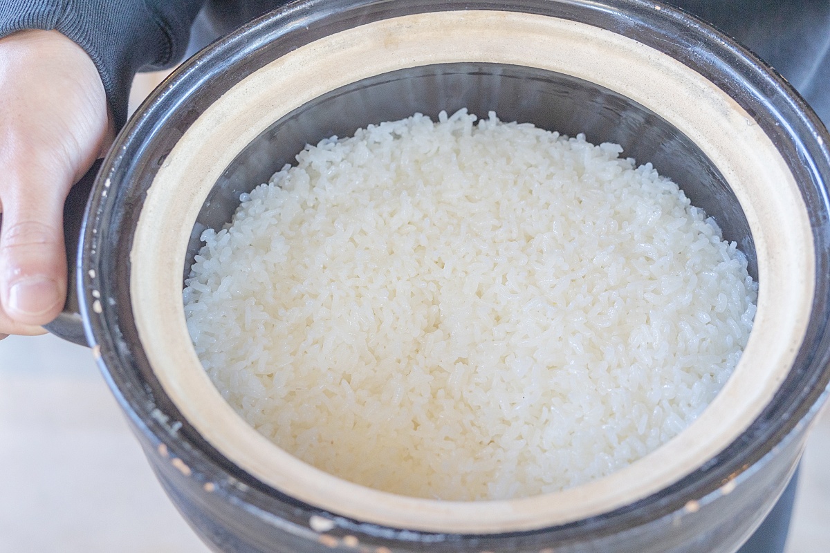お米専業農家から取り寄せている宮城県産「ひとめぼれ」を土鍋で炊いている