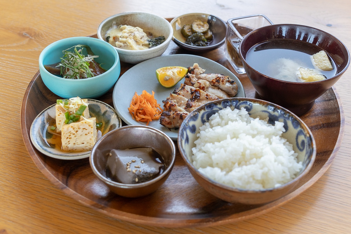 沖縄県産食材をふんだんに使用したおばんざい定食