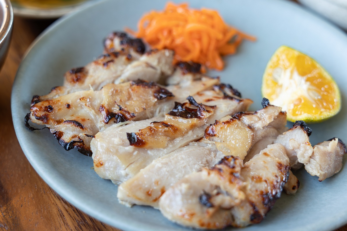 自家製塩麹にじっくりと漬け込んだ沖縄県産鶏