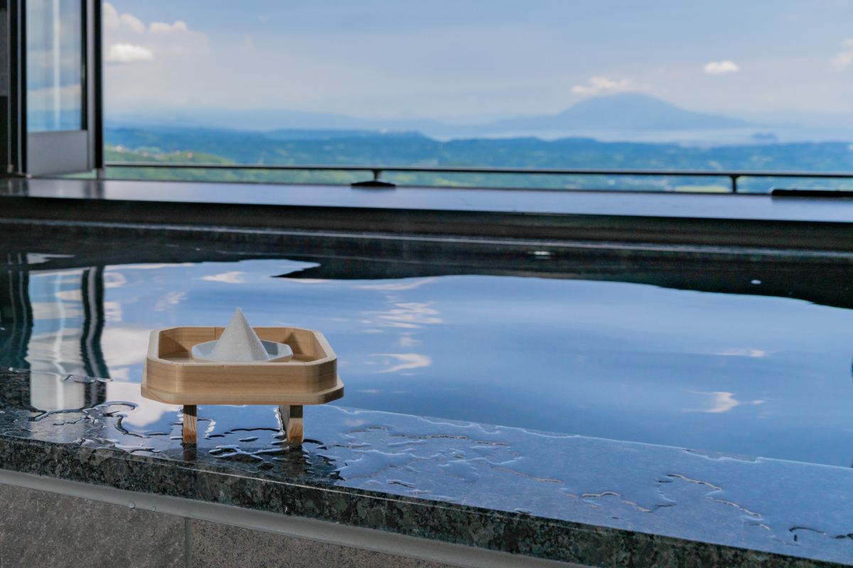 撤下神饌の清め塩を客室露天風呂に用意