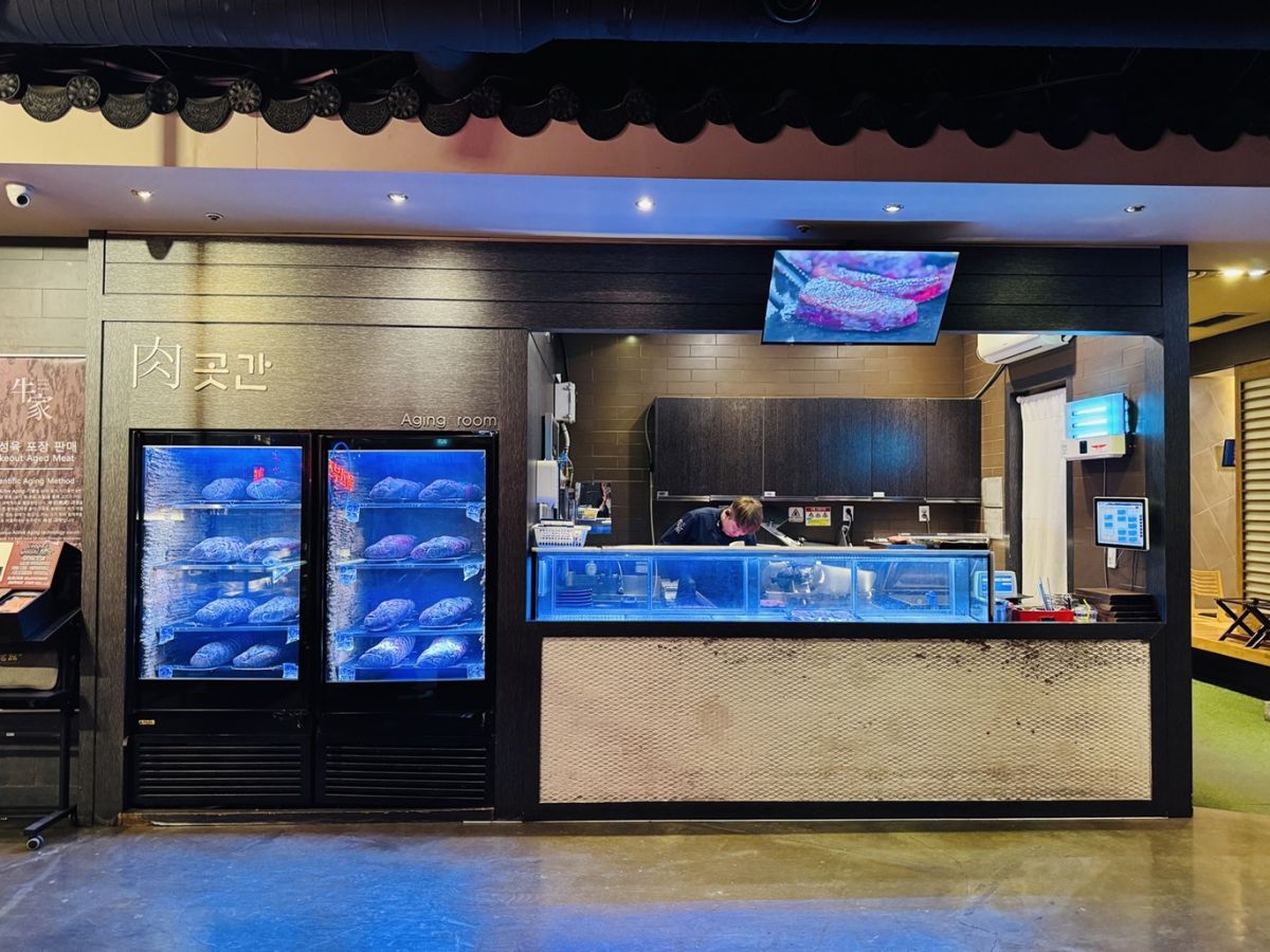 保存された韓牛が並んでいる冷蔵庫も店内で見学可能。