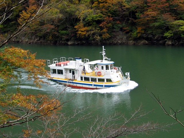 湖上を進む「やまぶき」