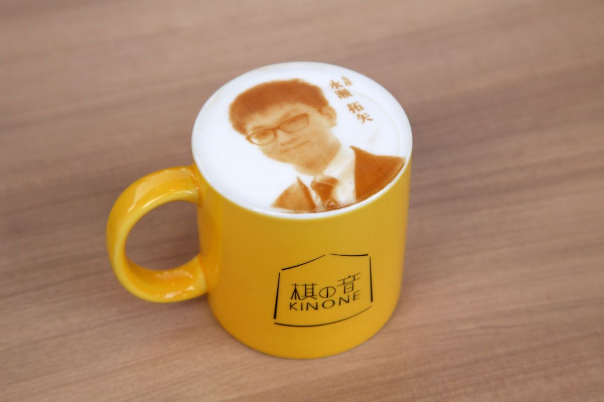 「月替わり棋士カプチーノ」770円。写真は永瀬拓矢九段