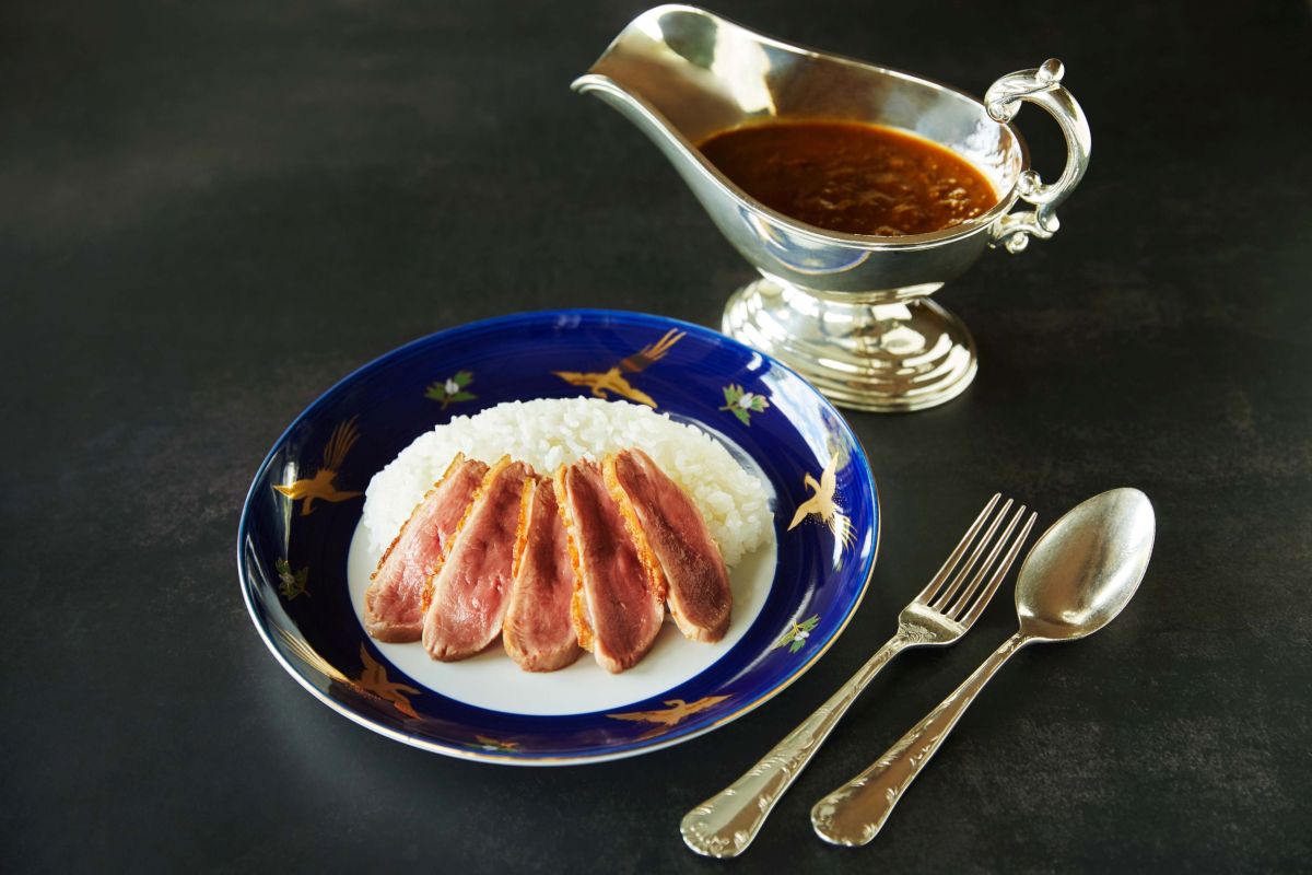 看板メニューの「鴨肉のカレーライス」3150円