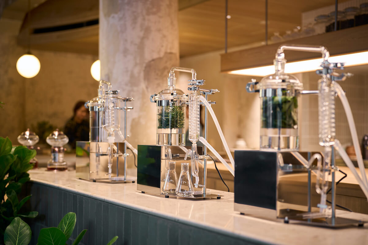 中央カウンターに並ぶ蒸留器は、フレグランスロビーの香りを担当した調香師・山内みよさんがこの場所のために特別にデザインしたもの