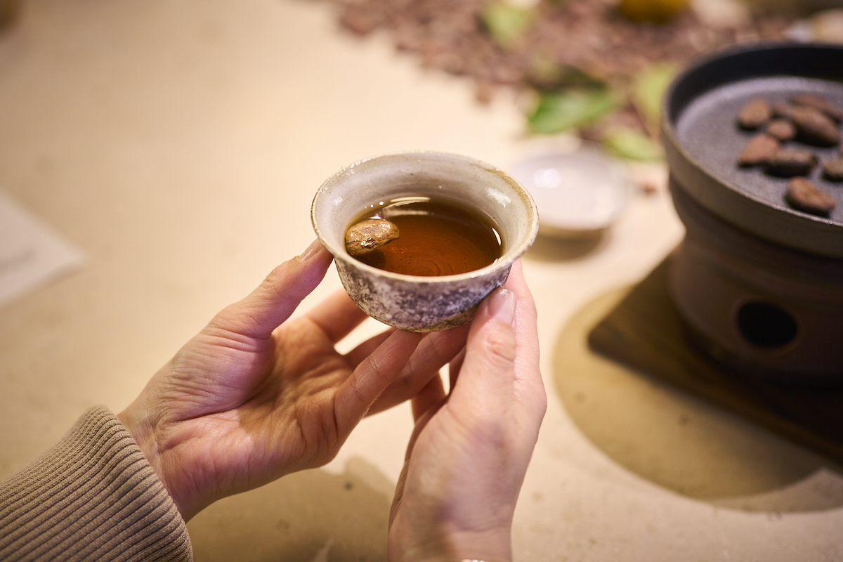 「カカオのデザートコース」（5500円）で提供されるメニューの一例。ローストしたカカオを浮かべていただく「水出しカカオの豆茶風」