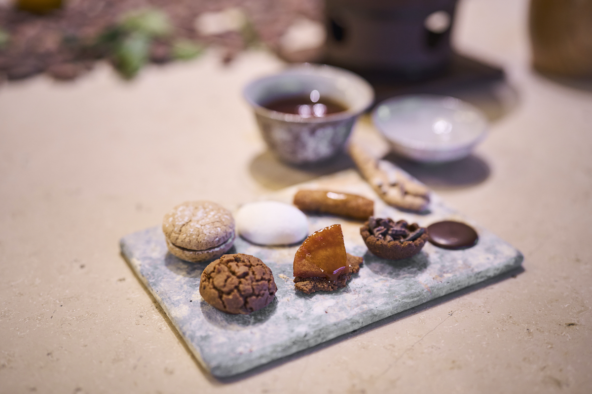 選べる小菓子4種「カカオの調理発見『ひとつまみ』」。こちらの小菓子シリーズはテイクアウトもできるので、おもたせにすれば話題の的になること必至！