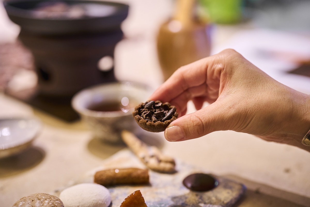 ミルで砕く音や立ち上る香りを楽しみながらいただく体感型の新感覚スイーツ