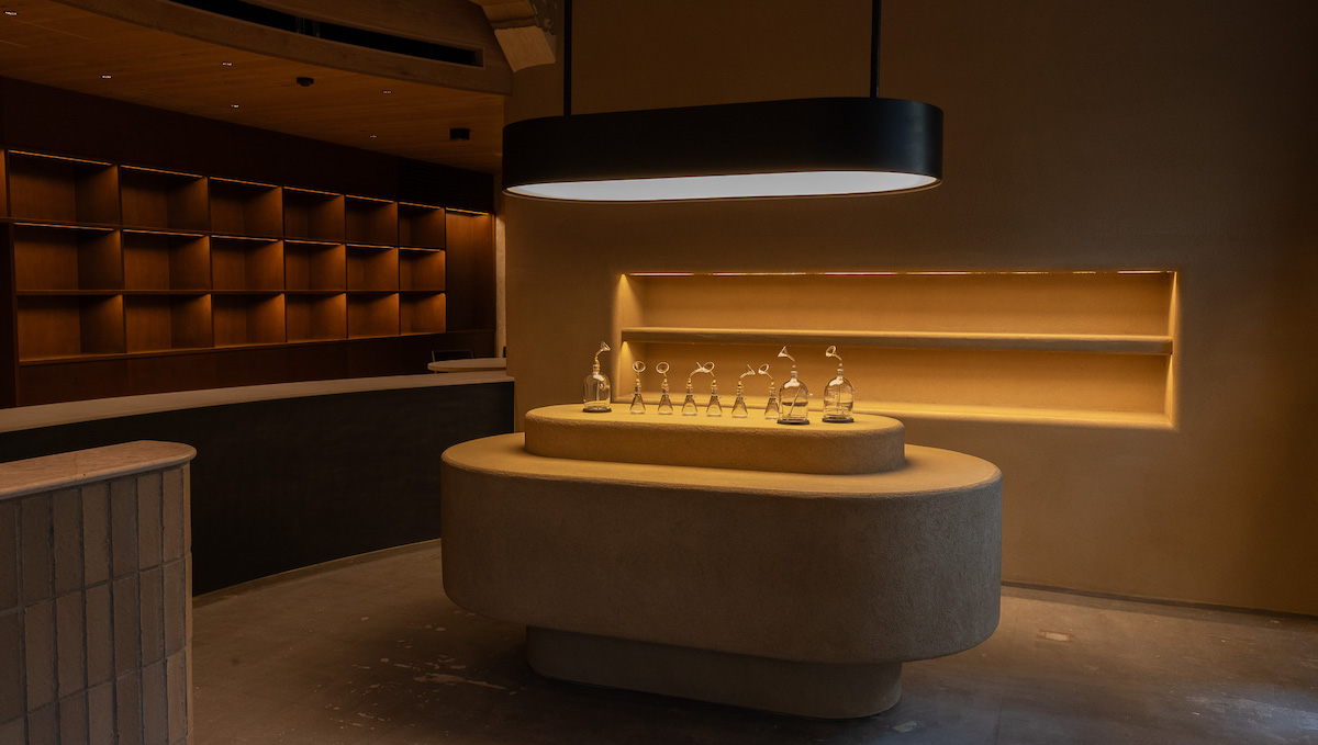 「LAURASIA」を中心に展開するフレグランスロビー。左奥がカウンセリングルーム（画像提供：イートクリエーター）