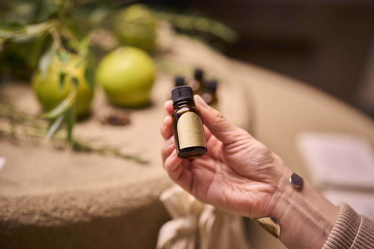 「日証館」をイメージして作られた精油。ホーウッド、シダーウッドアトラス、クローブリーフ、ベルガモット、ローズマリーが配合された落ち着きのある香り。「LAURASIA」のプロダクトは今後順次発売予定