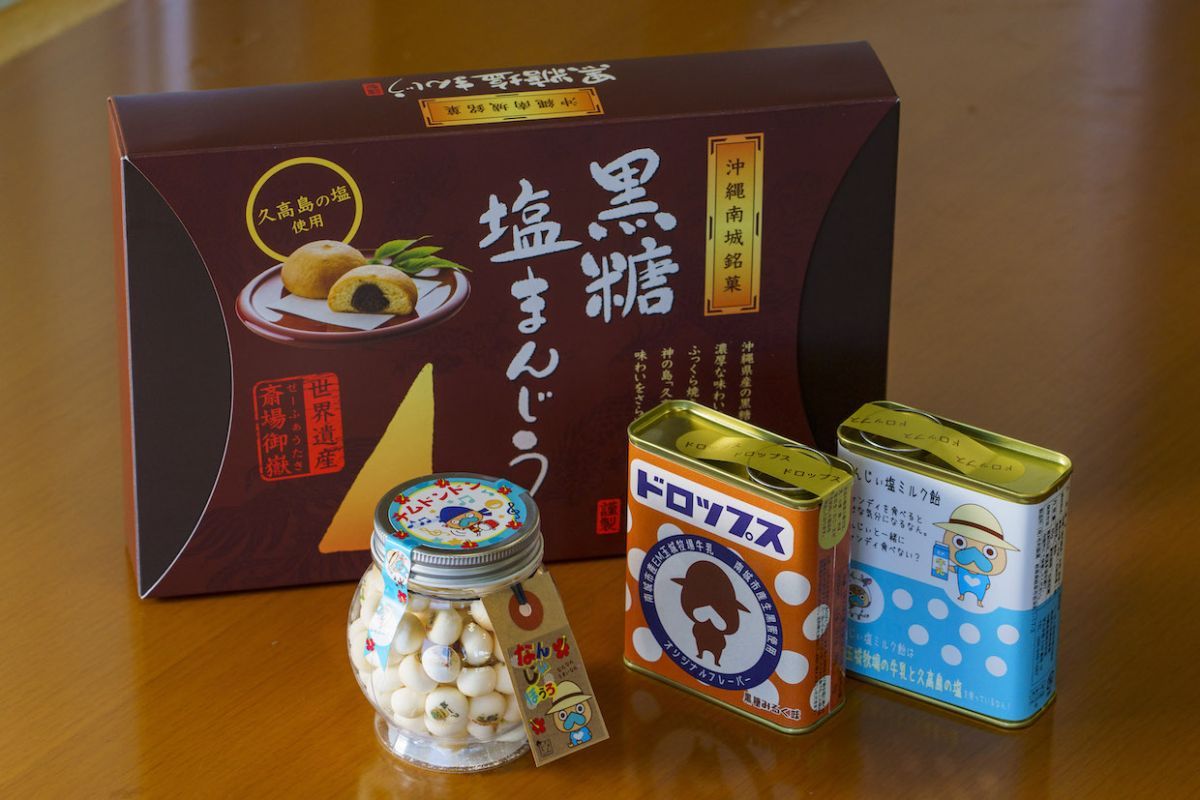 手前左から「なんじぃぼうろ」550円、「なんじぃドロップス黒糖みるく味」486円、「なんじぃ塩ミルク飴」486円、奥「黒糖塩まんじう」9個入り1650円