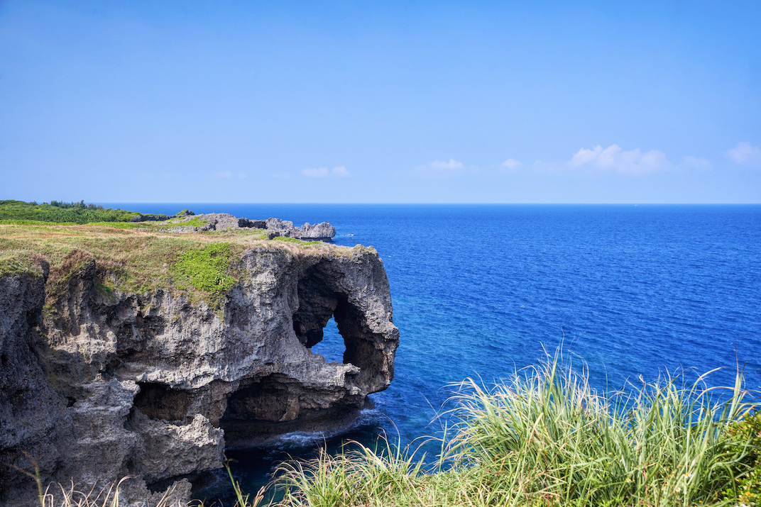 「万座毛活性化施設」から、遊歩道を歩き1分ほどで現れる「ゾウの鼻」