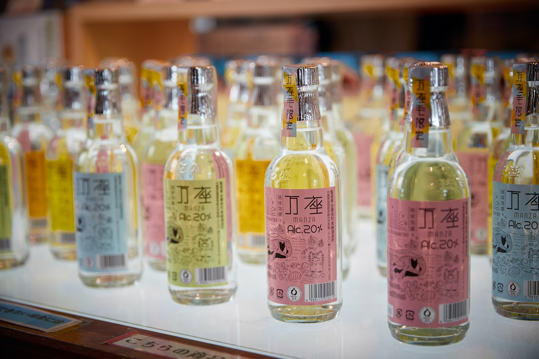 カラフルなラベルが印象的な限定の泡盛「万座」20度360ml 500円