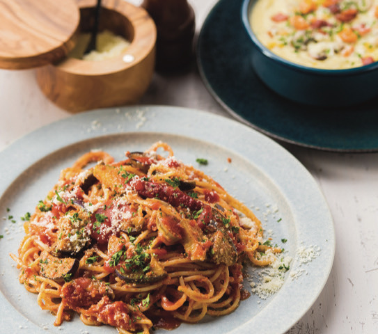 手前「茄子とベーコンのトマトソース　メランツァーネ」1595円、奥「あさりとベーコンのクラムチャウダー（レギュラーサイズ）」770円