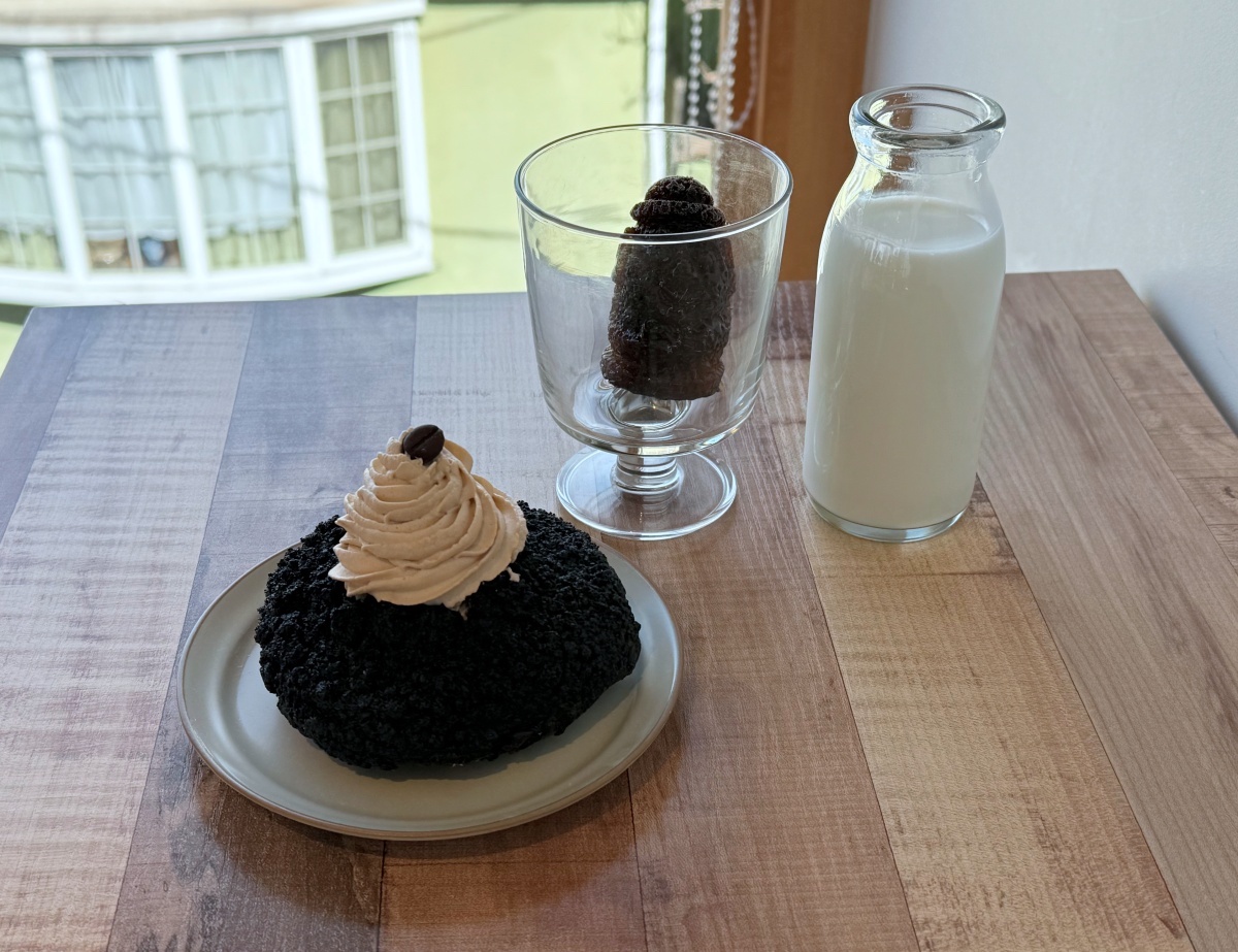 左から「ソボロパン ブラックココア／コーヒー生クリーム」550円、「ハルバンラテ オリジナル」800円