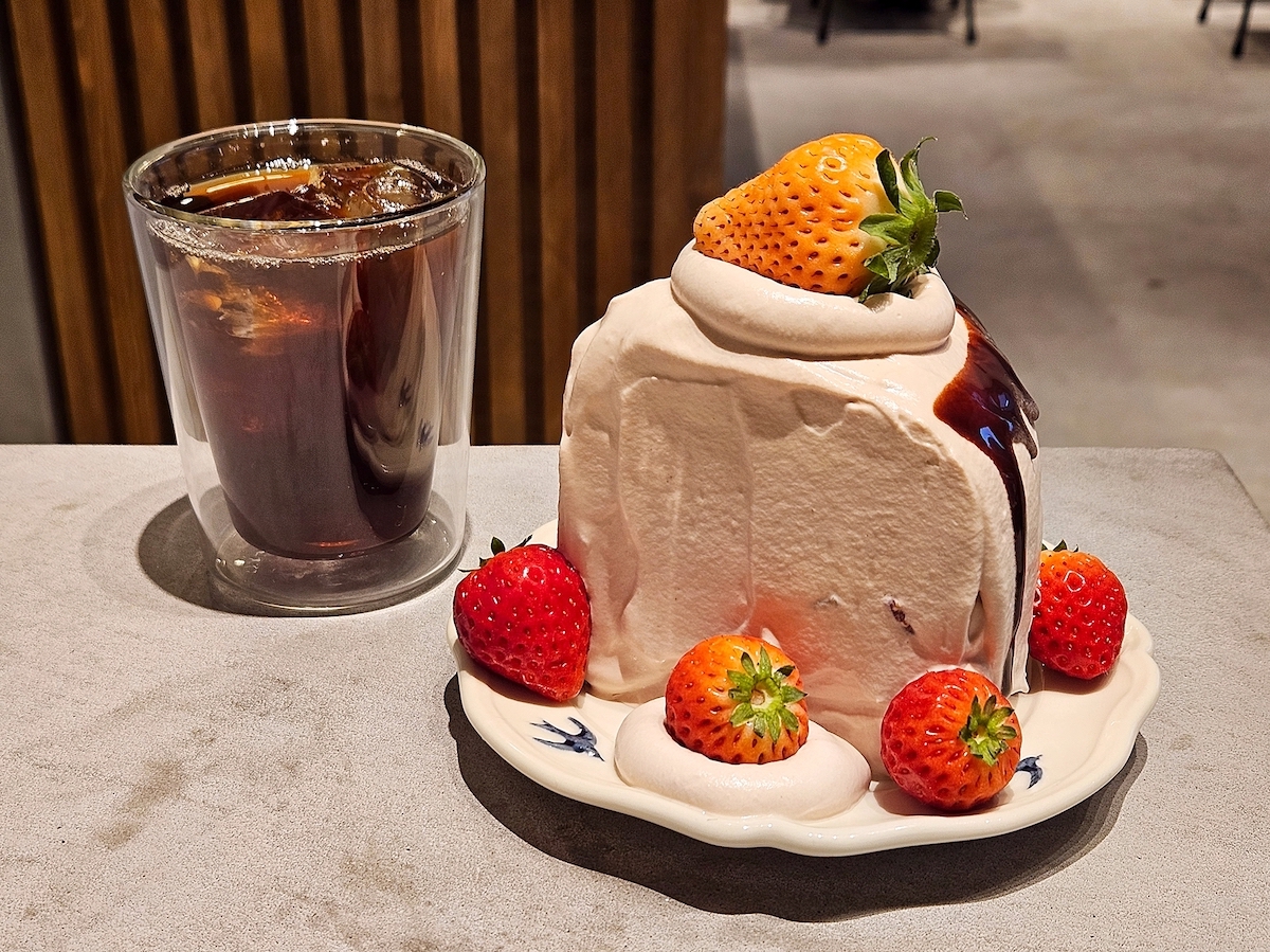 「淡雪ととちあいかの出来立てショートケーキ」1430円、「本日のコーヒー（アイス）」700円