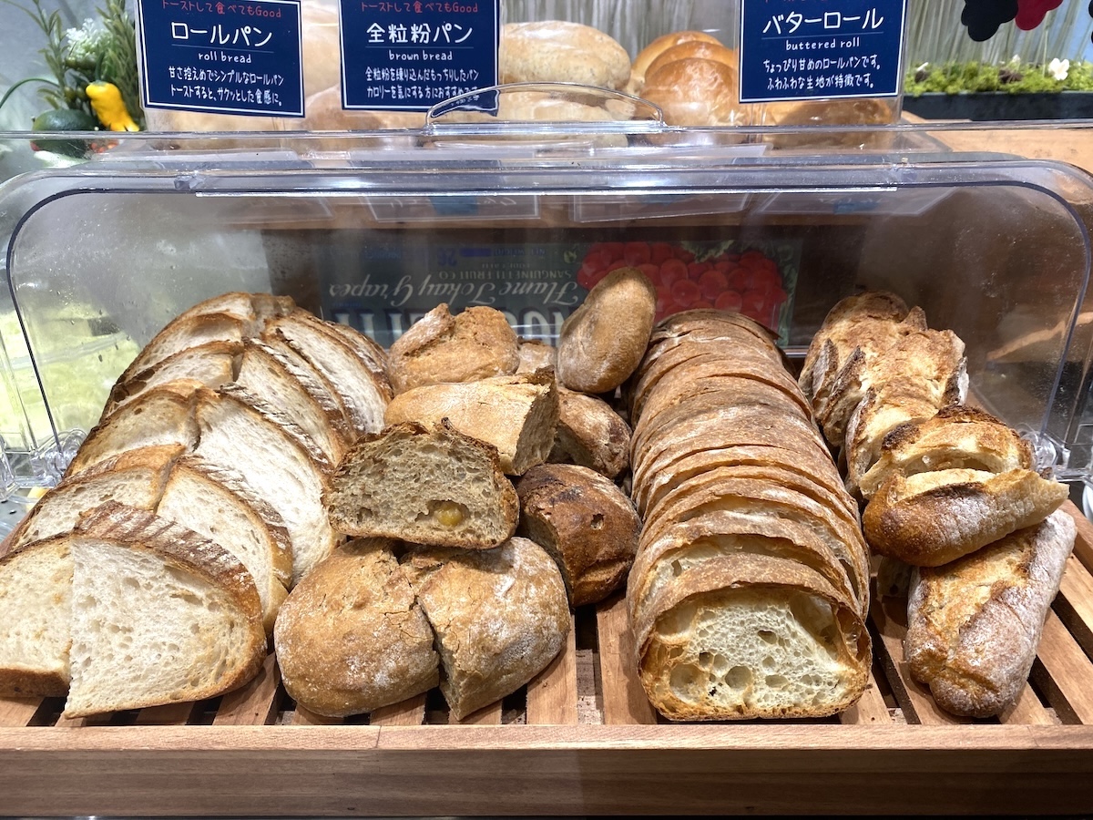 左から「パン・ド・ロデヴ」「リュスティック」「チャバッタ」「バケット」