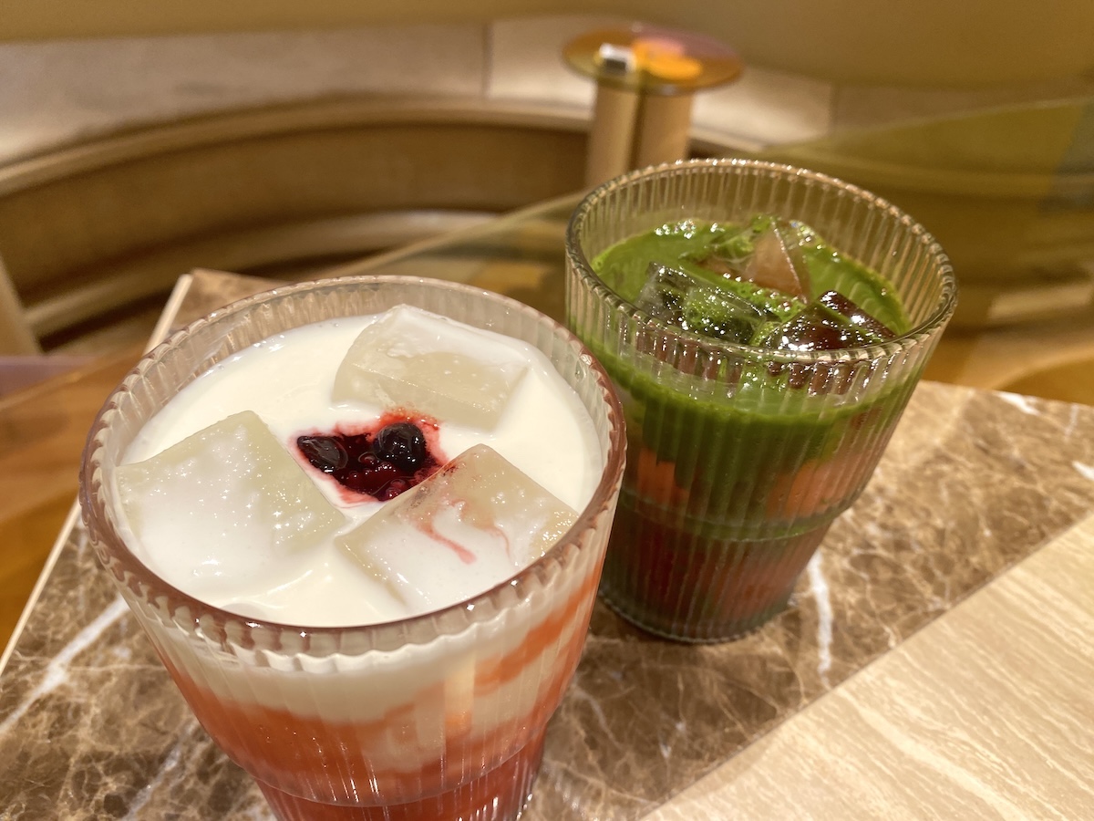 左から「ミックスベリーダコグルト」770円、「ブラッドオレンジ抹茶」825円