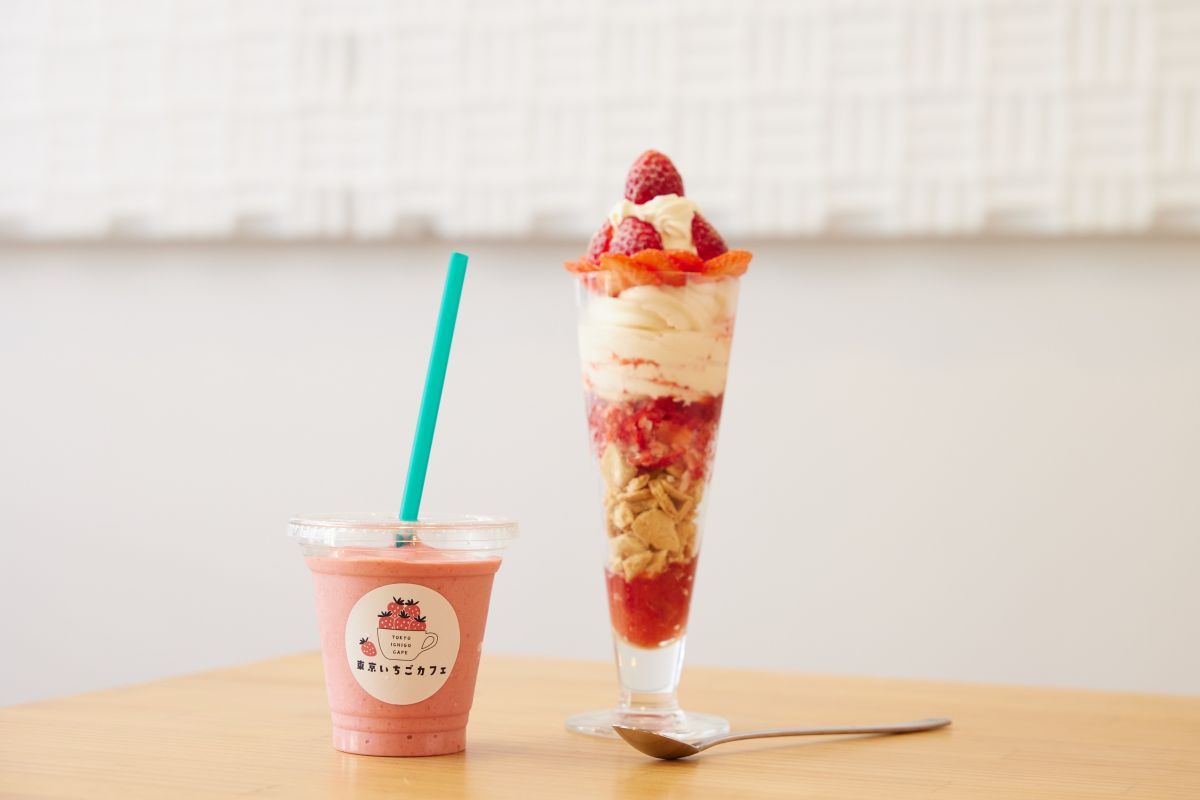 左から「いちごみるく」600円、「東京いちごパフェ」1080円