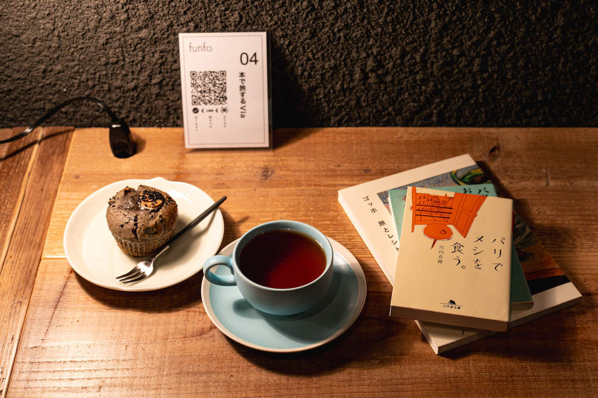 写真中央「ミントマサラチャイ」500円（1杯目）、写真左「黒ゴマとバナナのマフィン」300円