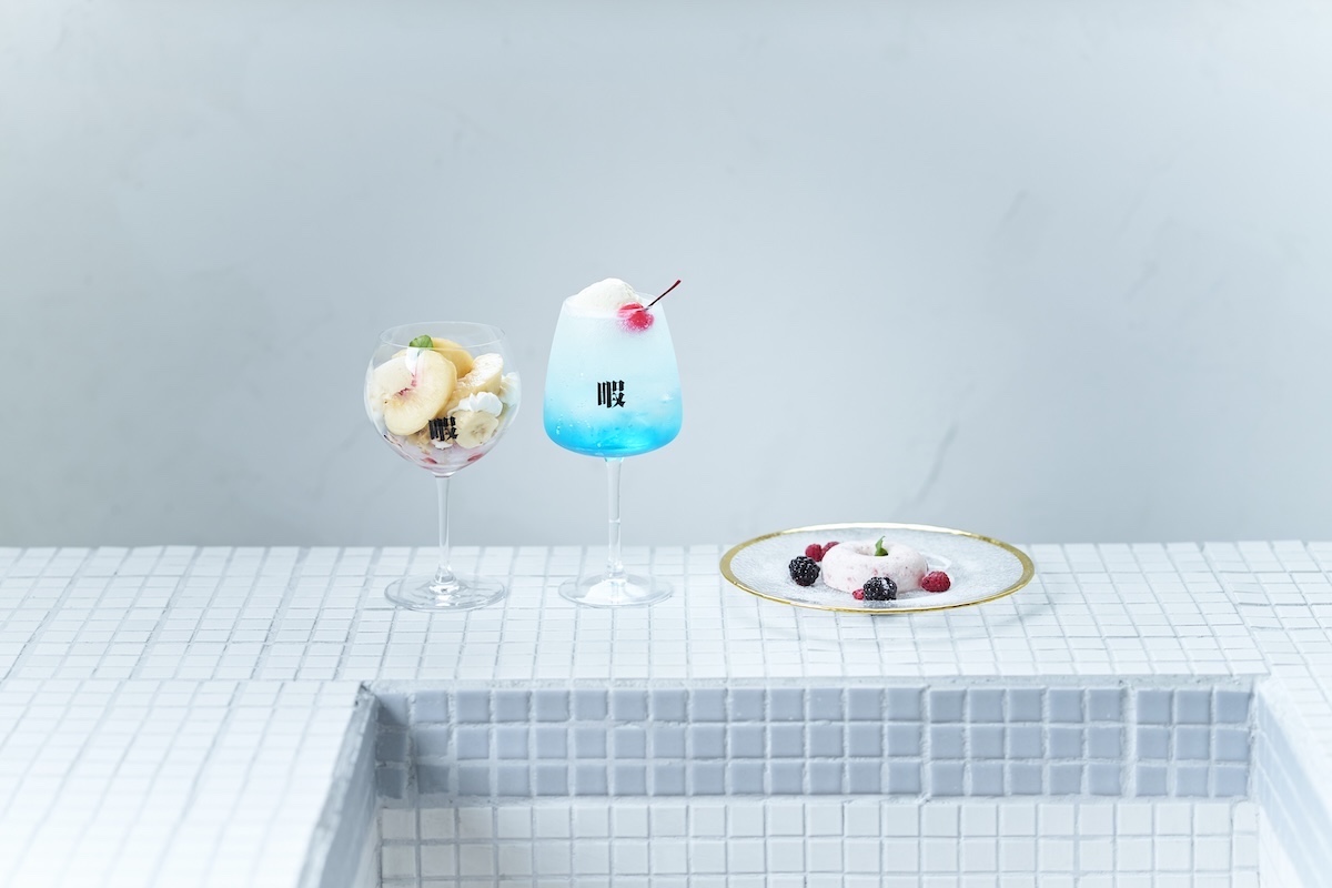 左から「季節のフルーツパフェ 桃」1300円 取材時は、桃と梨の2種あり、「クリームソーダ ブルーハワイ」750円、「昭和にバズってた苺ババロア」580円