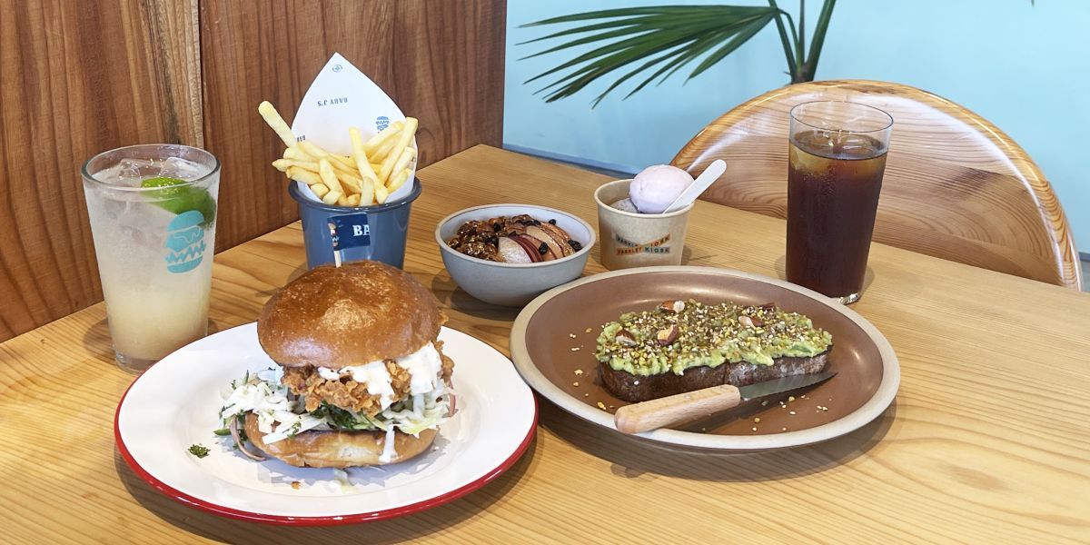 手前左から「クラシックフライドチキンバーガー」1500円、「アボカドデュッカトースト」1250円