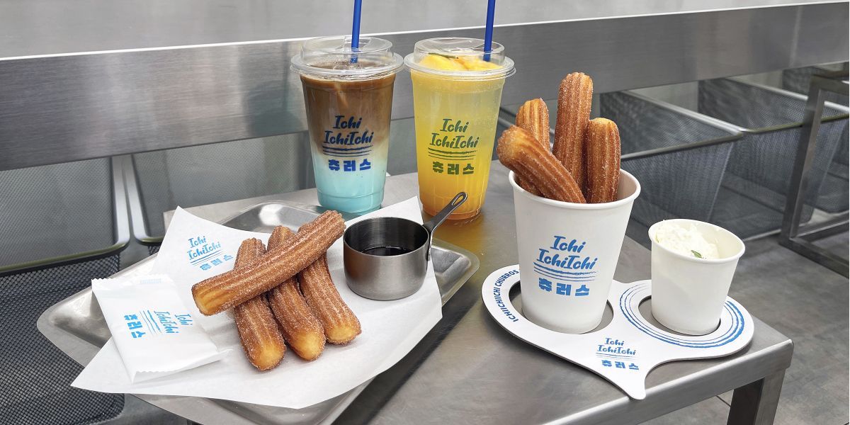「チュロス＋チョコソース」800円、「チュロス＋レアチーズ」780円、「ブルーラテ」680円、「マンゴーオレンジエード」760円