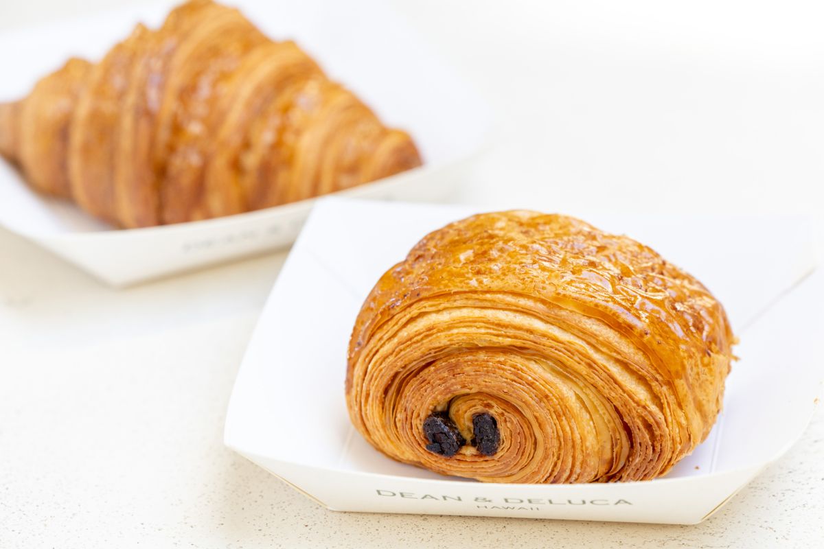 左から「エシレバター・クロワッサン」$5、「エシレバター・チョコレート・クロワッサン」 $6