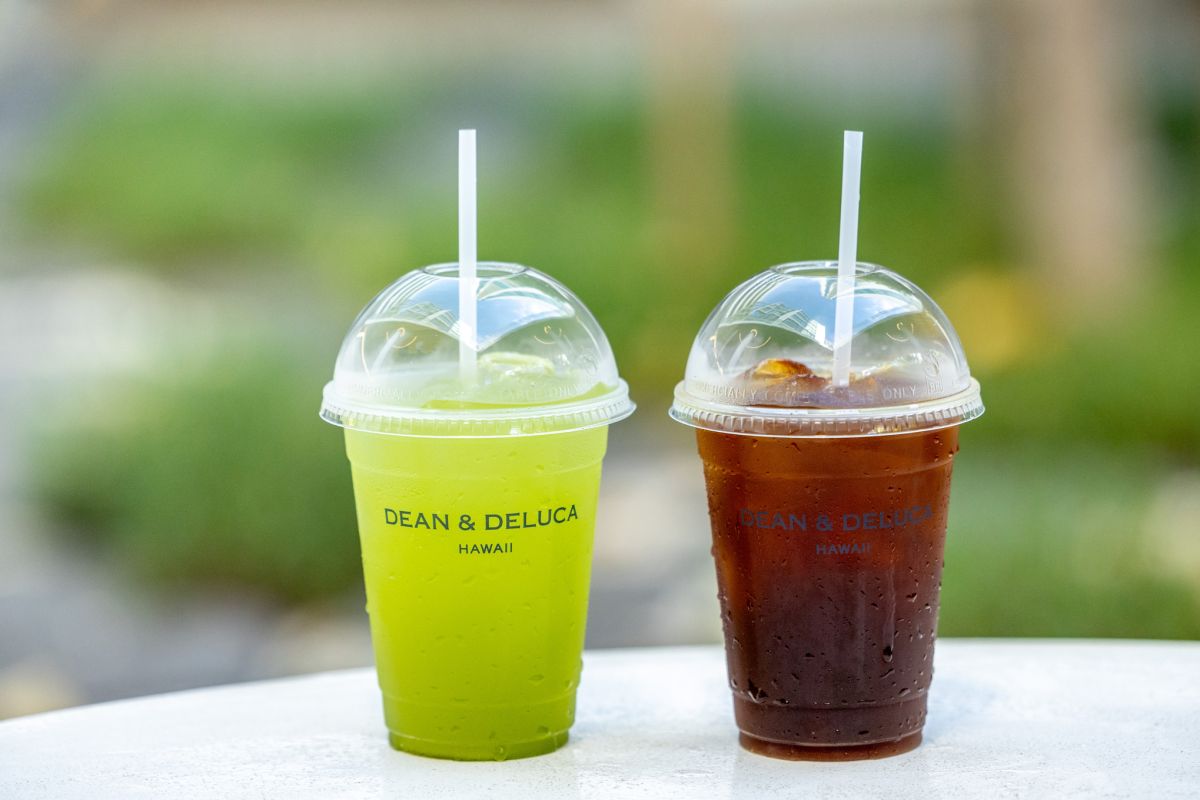 左から「八女コールドブリュー煎茶」$4.95、「ハウスブレンド・アイスコーヒー」$7.50