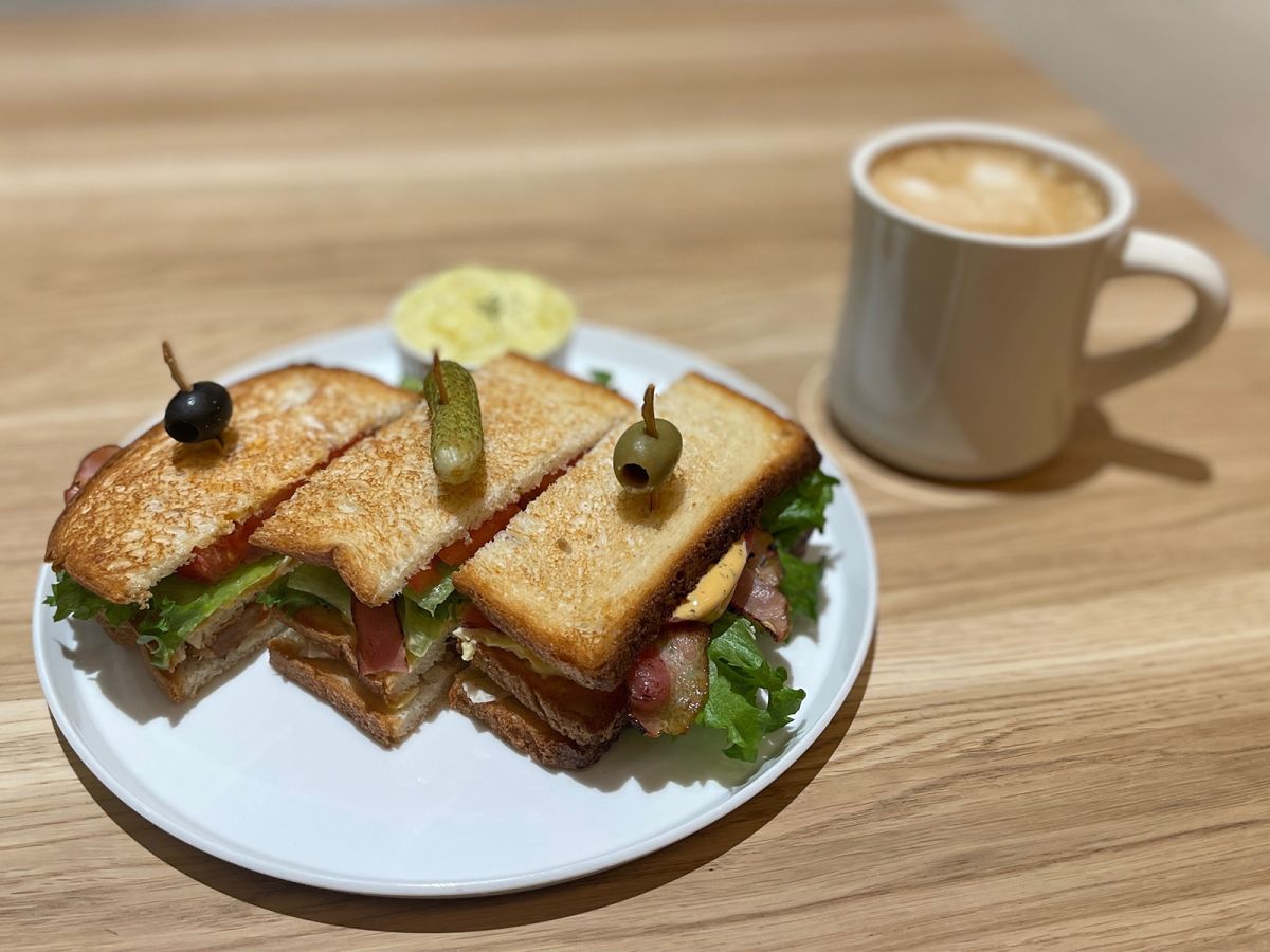（写真左から）「パン ド ミのクラブハウスサンドウィッチ」1500円、「カフェラテ（Hot）」499円