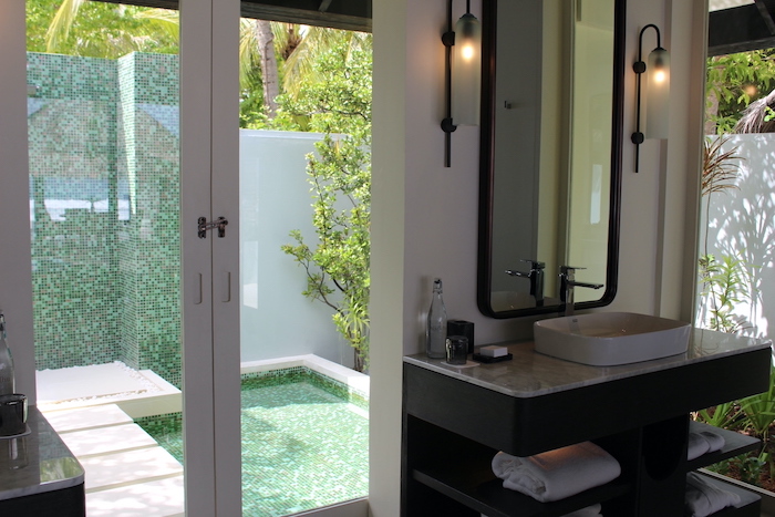 室内シャワーブースのほか、屋外にもシャワーを設置