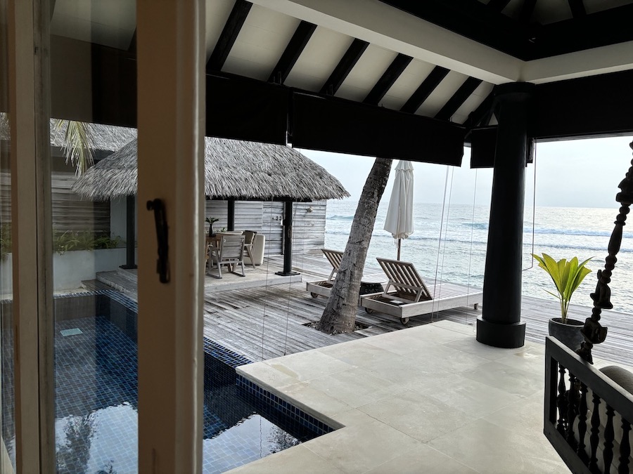 テーブルセットやデッキチェアも